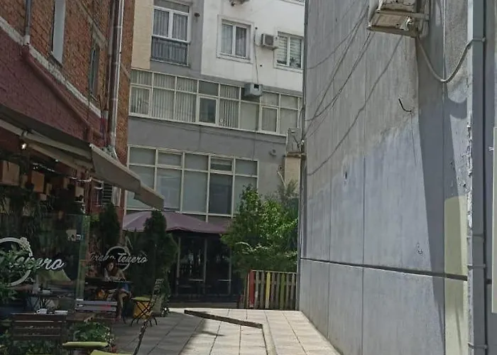 Centrally Located Glamorous Bright Apt Near Bazaar