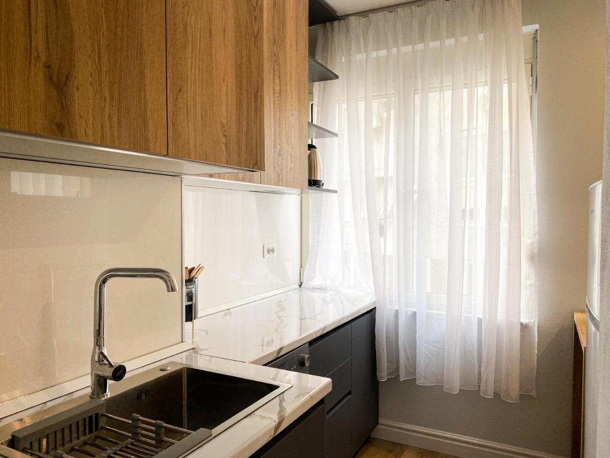 Apartment Centrally Located Glamorous Bright Near Bazaar Tirana