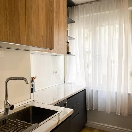 Centrally Located Glamorous Bright Apt Near Bazaar Tirana Exterior photo