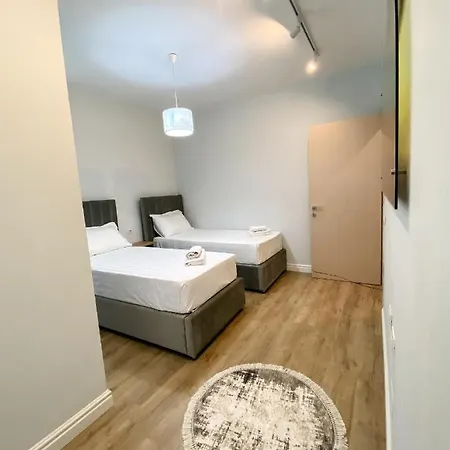 Centrally Located Glamorous Bright Apt Near Bazaar Tirana Exterior photo