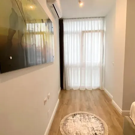 Centrally Located Glamorous Bright Apt Near Bazaar Tirana Exterior photo