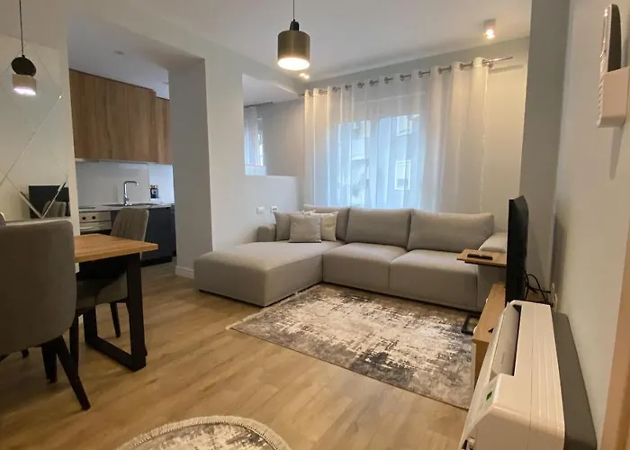 Centrally Located Glamorous Bright Apt Near Bazaar